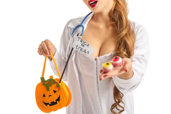 Sexy Młoda Kobieta Przebrany Lekarza Halloween Dynia Torba Cukierki Białym — Zdjęcie stockowe