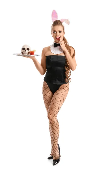 年轻女人穿着性感女服务员的衣服 背景是白色的鸡尾酒和骷髅 — 图库照片
