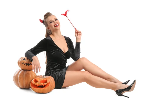 Sexy Giovane Donna Vestita Festa Halloween Con Zucche Sfondo Bianco — Foto Stock