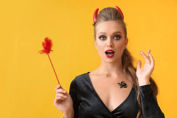 Sexy Junge Frau Für Halloween Party Auf Farbigem Hintergrund Gekleidet — Stockfoto