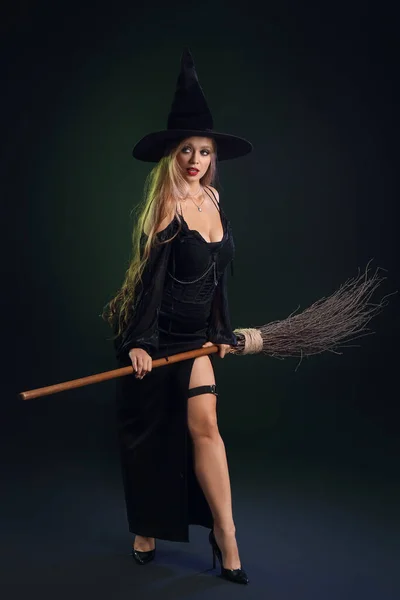 Szexi Fiatal Boszorkány Seprű Sötét Háttér — Stock Fotó