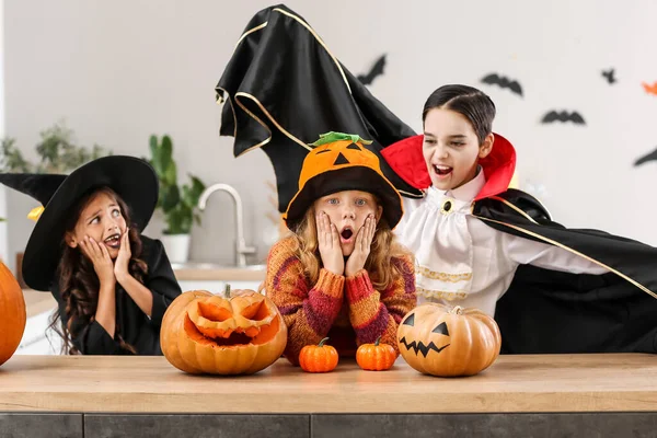 Söta Små Barn Firar Halloween Hemma — Stockfoto