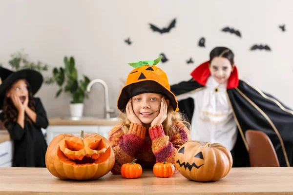 Söta Små Barn Firar Halloween Hemma — Stockfoto