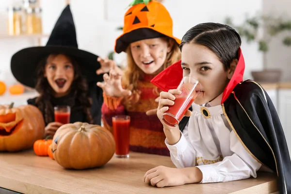 Söta Små Barn Firar Halloween Hemma — Stockfoto