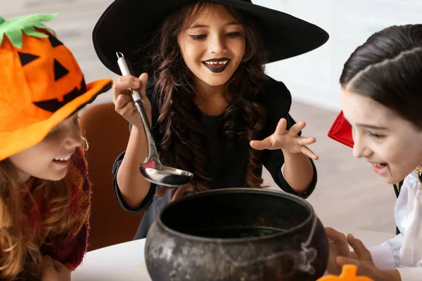 ハロウィンを家で祝うかわいい子供たち — ストック写真