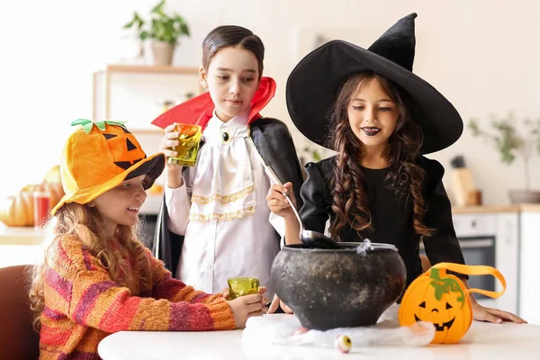 Niedliche Kleine Kinder Feiern Hause Halloween — Stockfoto