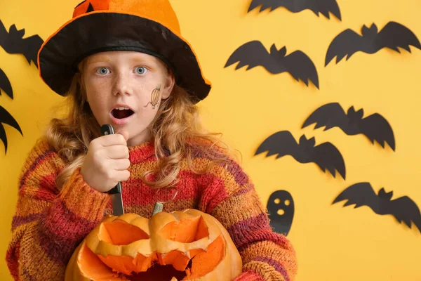 Nettes Kleines Mädchen Für Halloween Auf Farbigem Hintergrund Gekleidet — Stockfoto