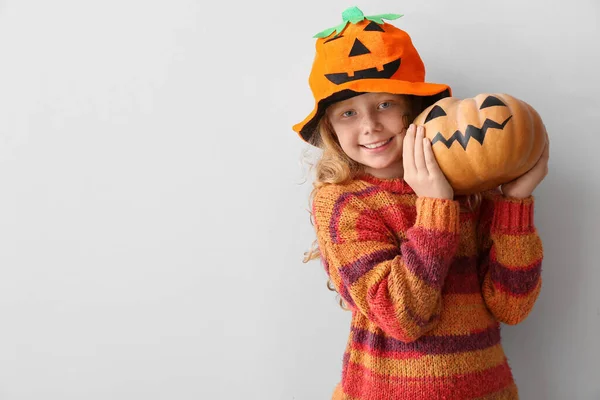 Χαριτωμένο Κοριτσάκι Ντυμένο Για Halloween Στο Φως Φόντο — Φωτογραφία Αρχείου