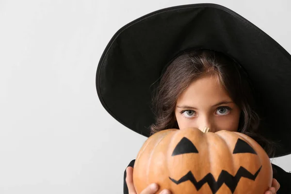 Χαριτωμένο Κοριτσάκι Ντυμένο Μάγισσα Για Halloween Στο Φως Φόντο — Φωτογραφία Αρχείου