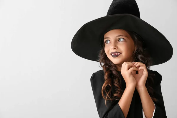 Aranyos Kislány Öltözött Boszorkány Halloween Fény Háttér — Stock Fotó