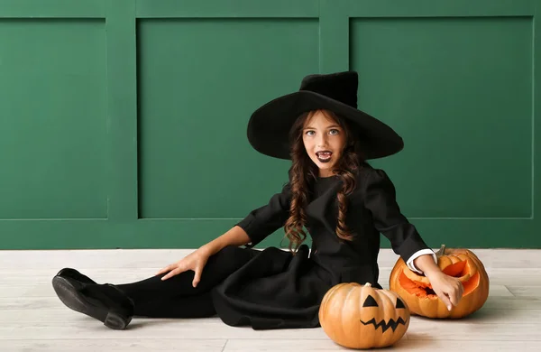 Linda Niña Con Calabaza Vestida Bruja Para Halloween Fondo Color —  Fotos de Stock