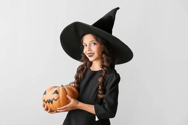 Menina Bonito Vestido Como Bruxa Para Halloween Fundo Luz — Fotografia de Stock