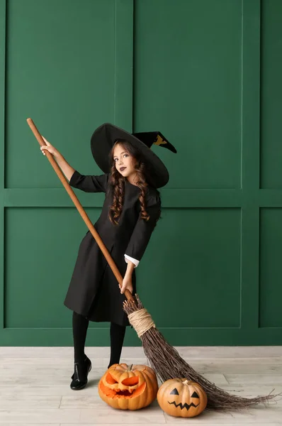 Schattig Klein Meisje Verkleed Als Heks Voor Halloween Kleur Achtergrond — Stockfoto