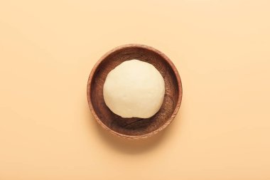 Renkli arka planda taze hamurlu tabak