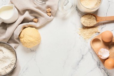 Hafif arkaplanda taze hamur ve malzemeler