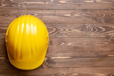 Ahşap arka planda inşaat başlığı