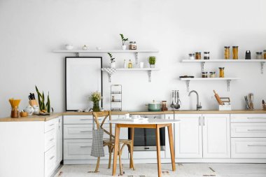 Modern mutfak iç dekorasyonu ve ışık duvarının yanındaki boş poster çerçevesi.