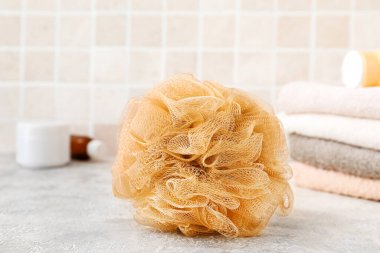 Sünger ve banyo malzemeleri banyoda.