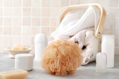 Masada kozmetik ürünleri olan yumuşak banyo süngeri.