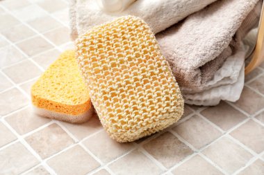 Tuvalet masasında havlu olan banyo süngeri.