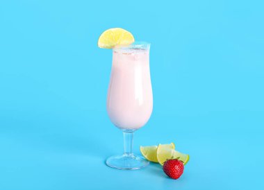 Renkli arkaplanda çilekli Pina Colada kokteyli