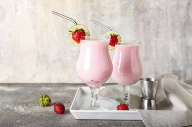 Bir bardak çilekli Pina Colada kokteyli.