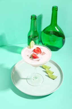 Renkli arkaplanda çilekli Pina Colada kokteyli