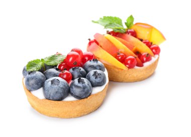 Beyaz arka planda lezzetli meyveli turtalar.