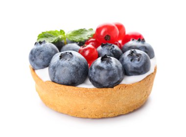 Beyaz arka planda lezzetli meyveli tart