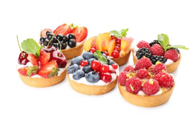 Beyaz arka planda lezzetli meyveli turtalar.