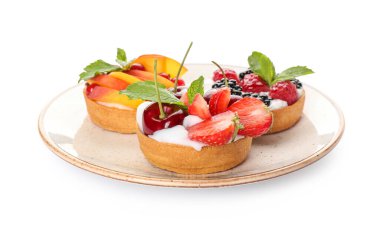 Beyaz arka planda lezzetli meyveli tart tabağı.