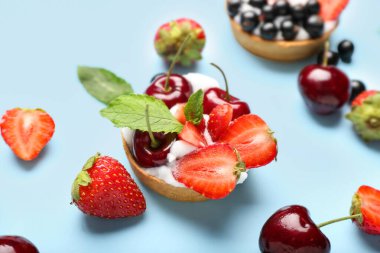 Renkli arkaplanda lezzetli çilekli turta kompozisyonu