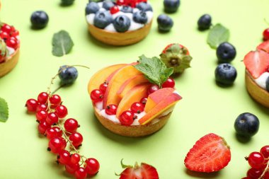 Renkli arkaplanda lezzetli çilekli turta kompozisyonu