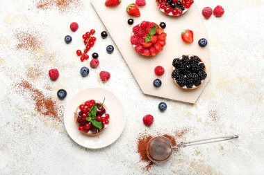 Beyaz arka planda lezzetli çilekli turtalar.