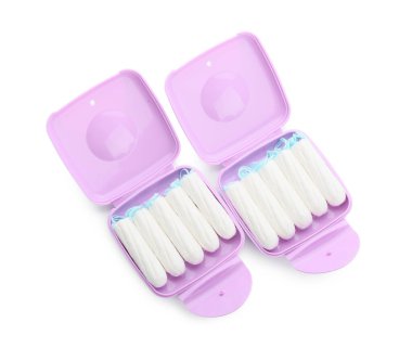 Beyaz arkaplanda ambalaj kutuları