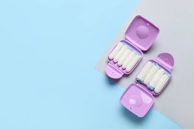 Mavi ve gri arkaplanda ambalaj kutuları