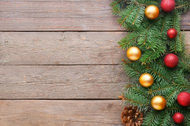 Noel köknar dalları koni ve ahşap zemin üzerinde toplar
