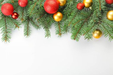Çam dalları ile Noel topları beyaz arka plan üzerinde