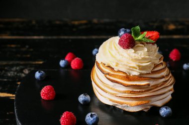 Lezzetli Pavlova pastası olan masa, yakın plan.