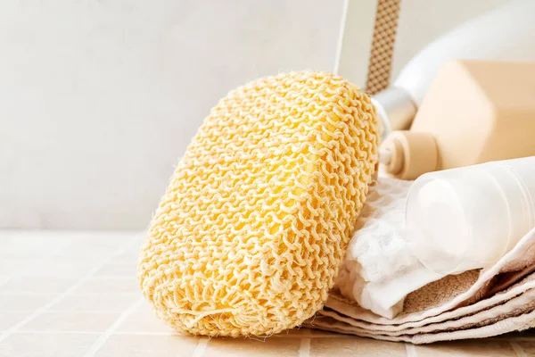 Esponja Loofah Con Artículos Baño Toallas Mesa Baño —  Fotos de Stock