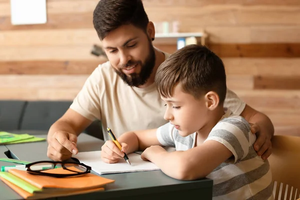 Niño Pequeño Con Padre Haciendo Clases Casa — Foto de Stock