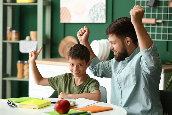 Menino Com Seu Pai Fazendo Aulas Casa — Fotografia de Stock