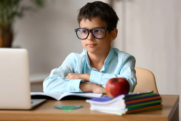 Kleine Jongen Doet Thuis Les — Stockfoto