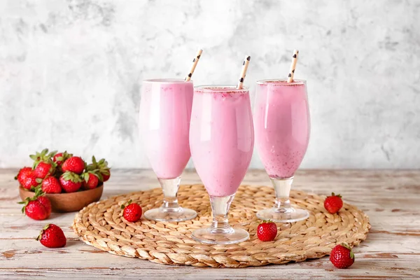 薄薄的木桌上的草莓杯 菠萝鸡尾酒和浆果 — 图库照片