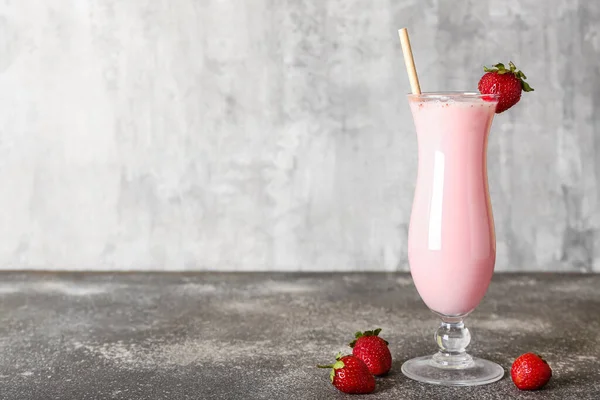 Bicchiere Fragola Pina Colada Cocktail Sfondo Grunge — Foto Stock