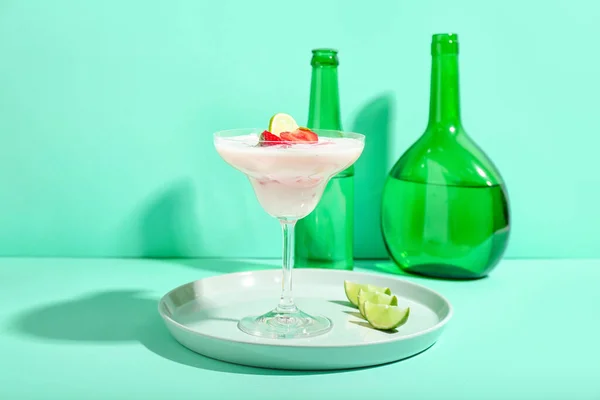 Glas Aardbei Pina Colada Cocktail Kleur Achtergrond — Stockfoto