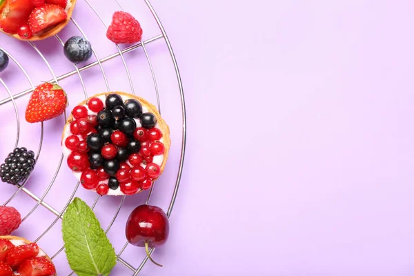 Tasty Berry Tart Purple Background — Stock Photo, Image