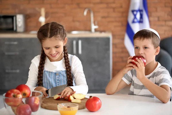 Küçük Çocuklar Evde Rosh Hashanah Yahudi Yeni Yılı Kutluyorlar — Stok fotoğraf