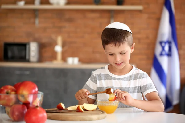 Μικρό Αγόρι Γιορτάζει Rosh Hashanah Εβραϊκή Πρωτοχρονιά Στο Σπίτι — Φωτογραφία Αρχείου