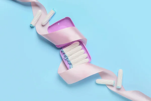 Tampons Opbergdoos Verpakt Roze Lint Blauwe Achtergrond — Stockfoto